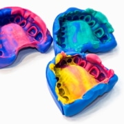 Verschiedene Zahnspangenmaterialien werden in eine Schablone gegossen zur Herstellung einer Spange