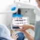 Kieferorthopädin zeigt dem Patienten das Röntgenbild