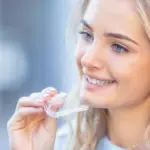 Junge Frau mit Invisalign Schiene