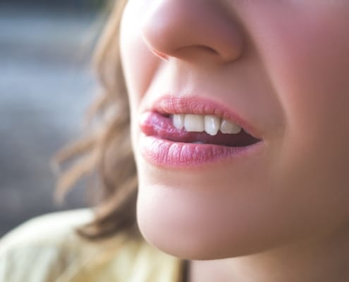 Frau öffnet Mund mit schiefen Zähnen