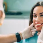 Der Kieferorthopäde kontrolliert das Ergebnis der Zähne nach einer KFO-Behandlung in Deutschland