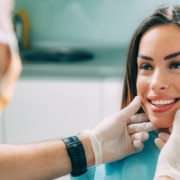 Der Kieferorthopäde kontrolliert das Ergebnis der Zähne nach einer KFO-Behandlung in Deutschland