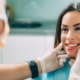 Der Kieferorthopäde kontrolliert das Ergebnis der Zähne nach einer KFO-Behandlung in Deutschland