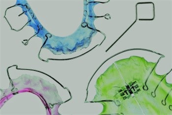 drei herausnehmbare Zahnspangen in verschiedenen Farben