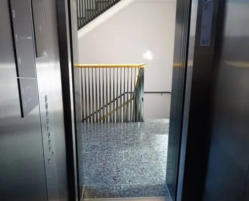 barrierefreier Ausgang aus großem Aufzug in der Leopoldstraße 37 in München