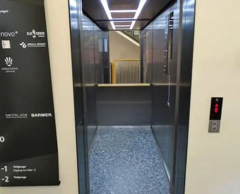 barrierefreier Zugang zum großen Aufzug in der Leopoldstraße 37 in München