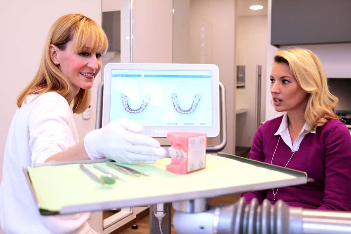 Beratung Patientin anhand eines Gebisses