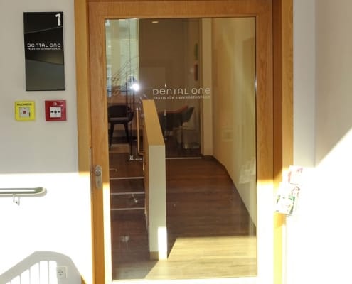 breite, barrierefreie Eingangstür zur Praxis im 1. Obergeschoss in der Leopoldstraße 37 in München