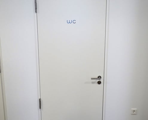 besonders breite Tür zum barrierefreien WC in KFO-Praxis in München Schwabing