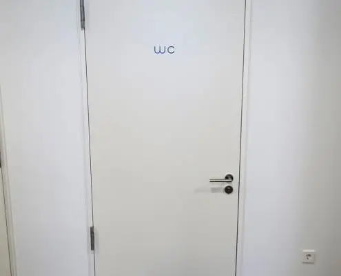 besonders breite Tür zum barrierefreien WC in KFO-Praxis in München Schwabing