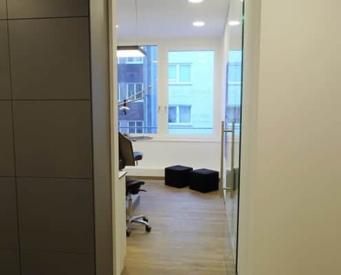breiter, barrierefreier Zugang zu einem Behandlungszimmer beim Kieferorthopäden in München