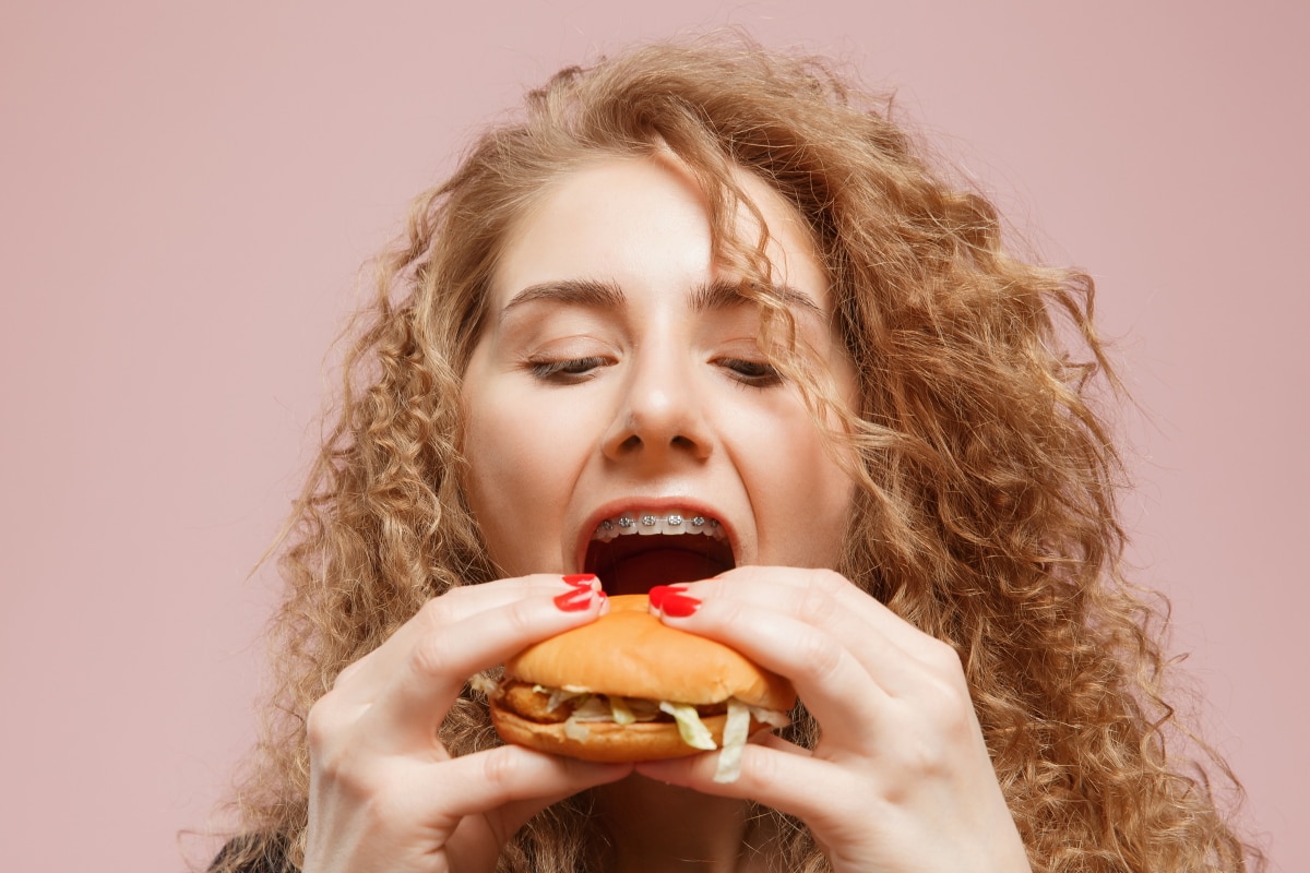 Frau ist mit Zahnspange Burger