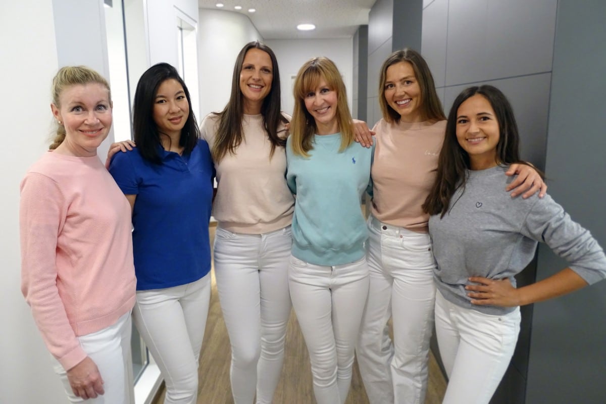 Das Ärzte-Team von DENTAL ONE®: Dr. Franziska Meschke, Danby Salbeck, Dr. Anna Blaser, Dr. Eva Huff, Ella-Lisa Lipps, Dr. Alexandra Rajces
