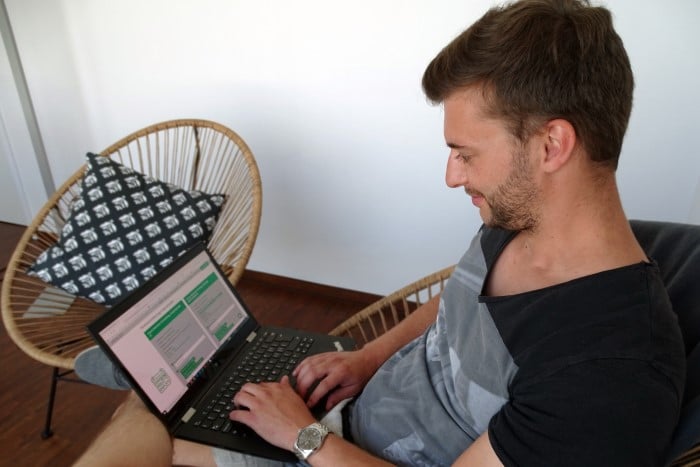 junger Mann vereinbart online einen Termin bei einem Kieferorthopäden in München